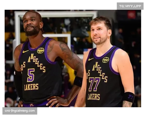 斯玛特串联进攻完成关键防守 湖人后卫攻防两端存在感十足